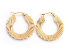 Apportez une touche de doré à votre tenue avec ces créoles striées !