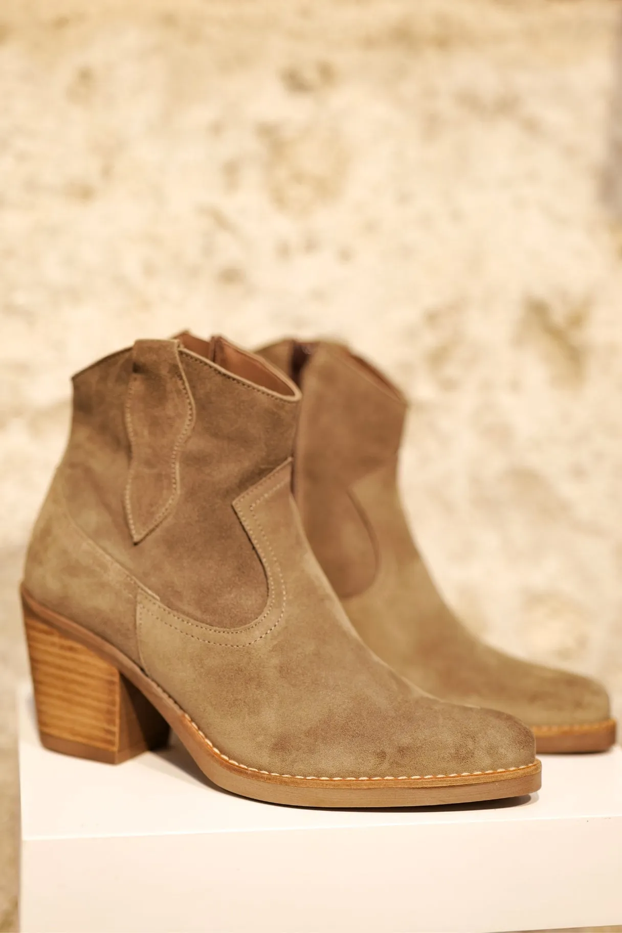 Bottines cow boy en cuir nubuck gris taupe - Patricia Miller