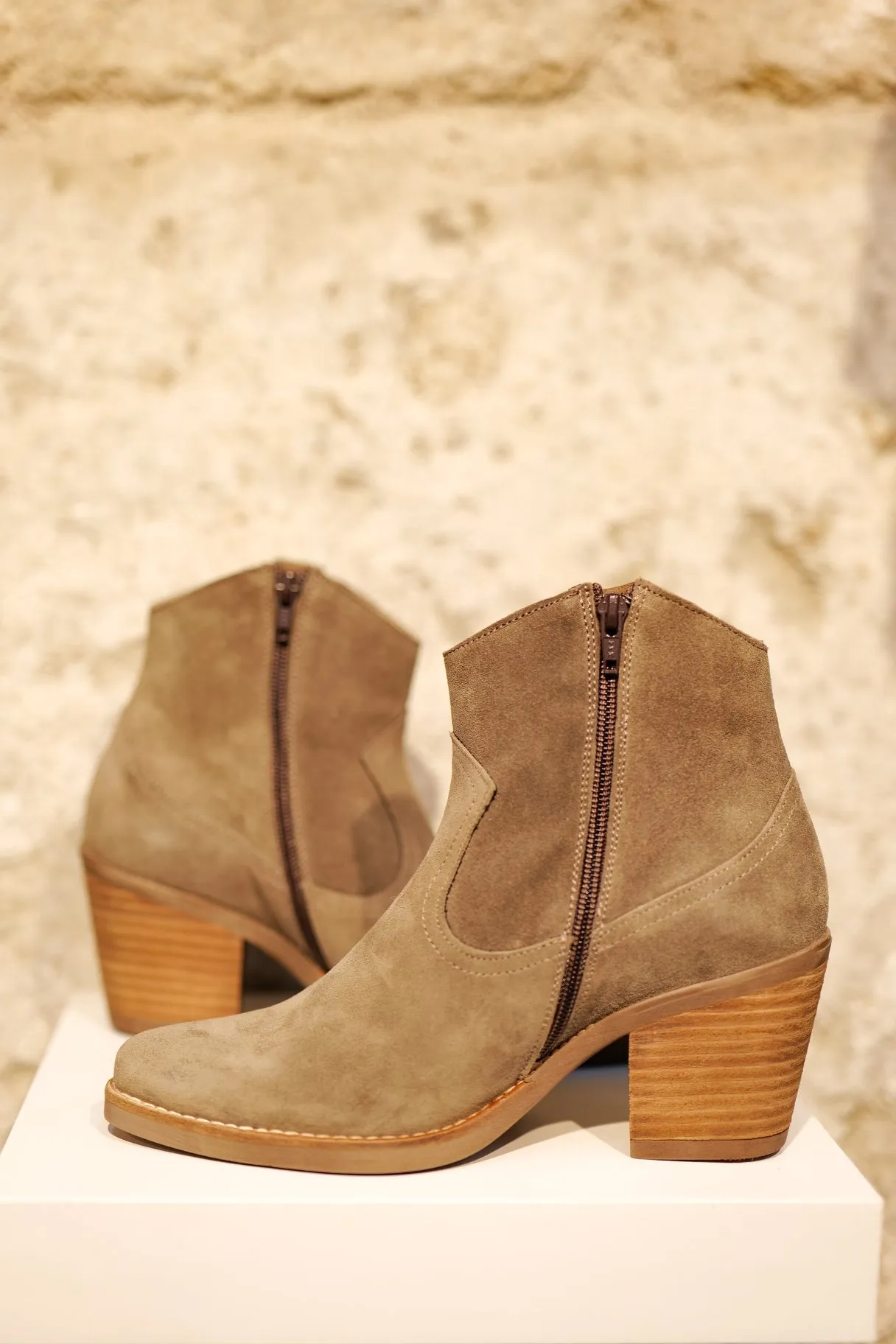 Bottines cow boy en cuir nubuck gris taupe - Patricia Miller