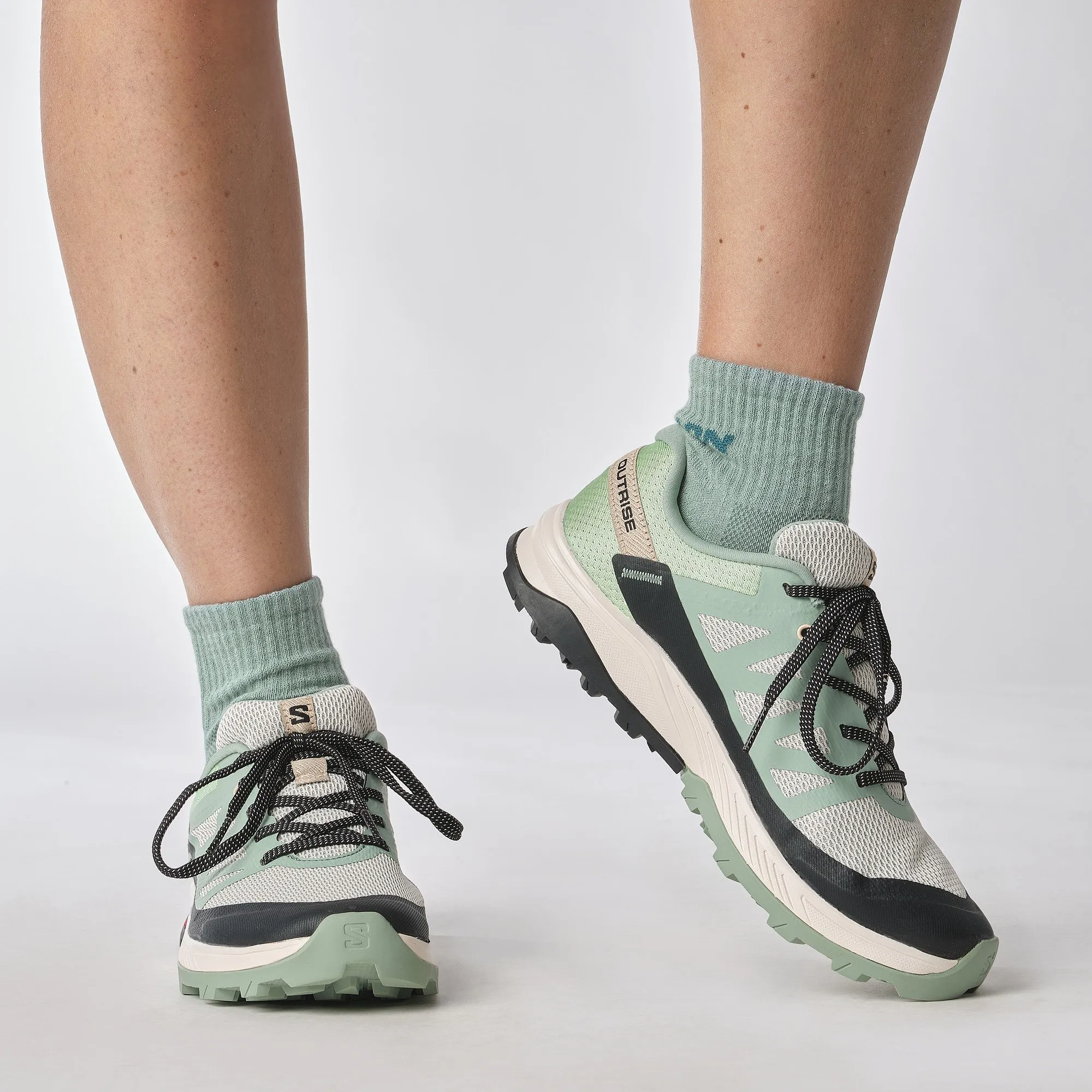 chaussures Salomon Outrise W - Granite Green/Green Ash/Tender Peach - women´s