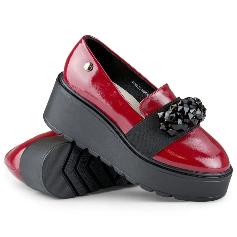 Chaussures vernies rouges pour dames sur plateforme