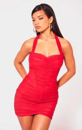 Robe moulante très froncée en mesh rouge cerise à corset et dos nu
